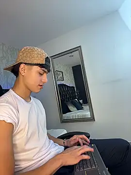 Snapshot of Lander_Cruz chatting on February 27, 6:08 pm Lander Cruz online show from February 27, 6:08 pm