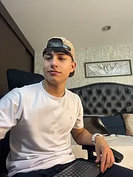 Snapshot of Lander_Cruz chatting on April 7, 8:09 pm Lander Cruz online show from April 7, 8:09 pm