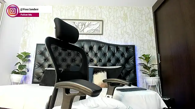 Snapshot of Lander_Cruz chatting on April 17, 8:34 pm Lander Cruz online show from April 17, 8:34 pm