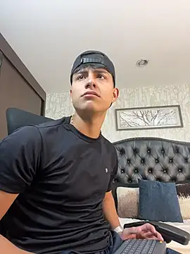 Snapshot of Lander_Cruz chatting on June 4, 8:37 pm Lander Cruz online show from June 4, 8:37 pm