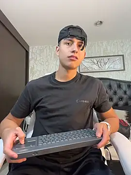 Snapshot of Lander_Cruz chatting on June 5, 6:13 pm Lander Cruz online show from June 5, 6:13 pm