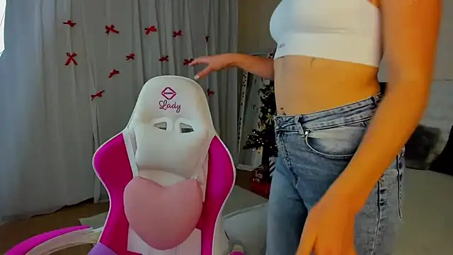 KiraNeeww online show from December 18, 6:41 am