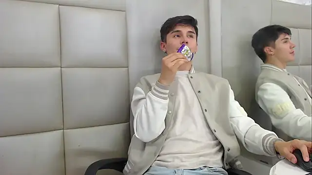 Snapshot of JuanGomm chatting on December 15, 3:55 am JuanGomm online show from December 15, 3:55 am