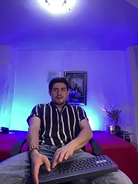 Snapshot of williamsmiiths16 chatting on April 11, 1:43 am williamsmiiths16 online show from April 11, 1:43 am