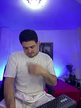 Snapshot of williamsmiiths16 chatting on April 15, 11:50 am williamsmiiths16 online show from April 15, 11:50 am