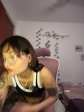 Snapshot of LuXarumi chatting on December 23, 3:59 am LuXarumi online show from December 23, 3:59 am