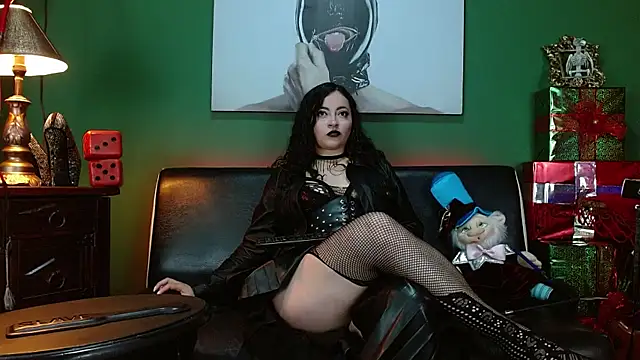 Snapshot of LunaTikka chatting on December 19, 4:52 am LunaTikka online show from December 19, 4:52 am