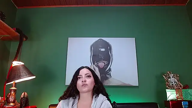 Snapshot of LunaTikka chatting on December 20, 1:23 am LunaTikka online show from December 20, 1:23 am