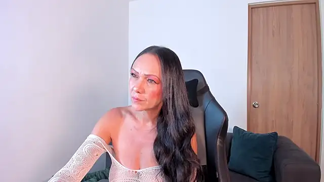 Snapshot of Cleoember_ chatting on June 4, 6:58 pm Cleoember online show from June 4, 6:58 pm