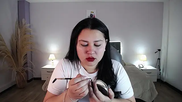 Snapshot of Emma_Charm_ chatting on December 14, 12:10 pm Emma Charm online show from December 14, 12:10 pm