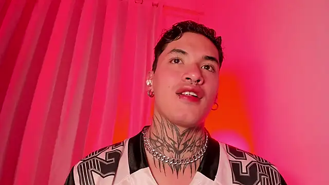 Snapshot of AlecBanne chatting on December 13, 11:21 pm AlecBanne online show from December 13, 11:21 pm