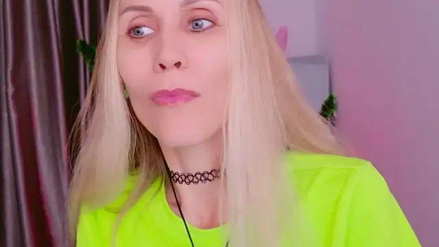 Snapshot of betty_xoxoo chatting on December 15, 8:40 am betty xoxoo online show from December 15, 8:40 am