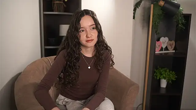 Snapshot of WillowZeme chatting on December 15, 5:01 am WillowZeme online show from December 15, 5:01 am