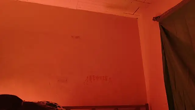Snapshot of MoonLipsON- chatting on May 17, 8:23 am MoonLipsON- online show from May 17, 8:23 am