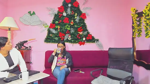 Snapshot of LesbianCouple02 chatting on December 15, 12:31 pm LesbianCouple02 online show from December 15, 12:31 pm