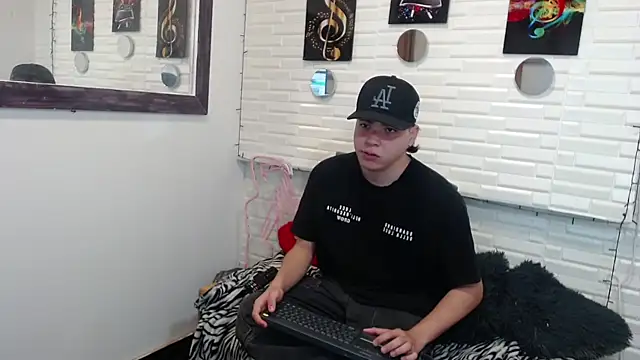 Snapshot of Dylan_fooxx chatting on December 15, 7:29 pm Dylan fooxx online show from December 15, 7:29 pm