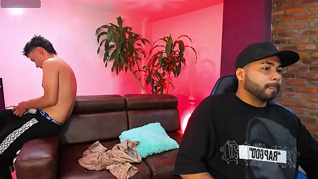 HotThreesoome online show from December 4, 1:42 pm