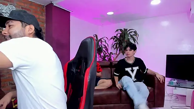 HotThreesoome online show from February 5, 12:21 pm