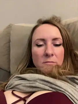 Snapshot of alluringpixie chatting on January 13, 11:10 pm alluringpixie online show from January 13, 11:10 pm