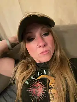 Snapshot of alluringpixie chatting on April 24, 2:25 am alluringpixie online show from April 24, 2:25 am
