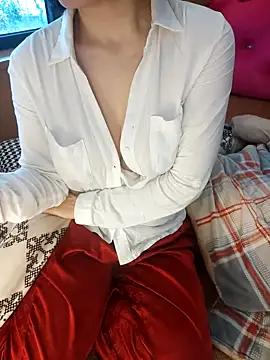 Snapshot of Alone_nothing chatting on February 21, 2:23 am Alone nothing online show from February 21, 2:23 am