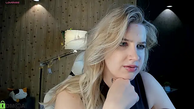 Snapshot of LunasShine chatting on December 15, 4:06 am LunasShine online show from December 15, 4:06 am