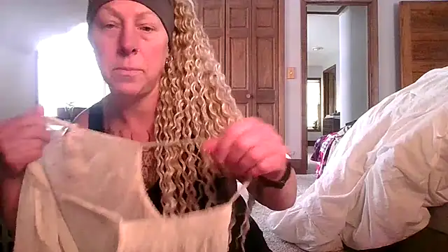 Outdoorchicjj online show from February 10, 2:21 pm