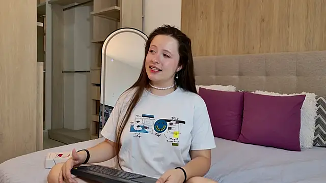 Snapshot of BellaFlecher chatting on March 9, 1:26 pm BellaFlecher online show from March 9, 1:26 pm