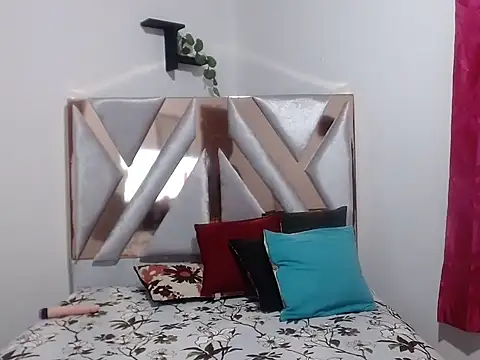 ElyThonsom online show from February 7, 1:26 pm