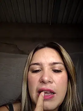 Snapshot of Charlott_smi chatting on February 24, 5:44 pm Charlott smi online show from February 24, 5:44 pm