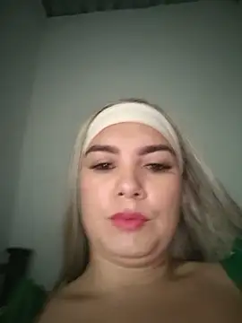 Snapshot of Charlott_smi chatting on May 23, 4:33 pm Charlott smi online show from May 23, 4:33 pm