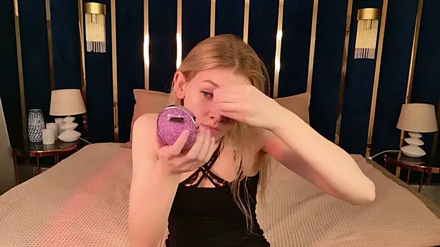 Vivien Hans online show from June 13, 8:40 pm