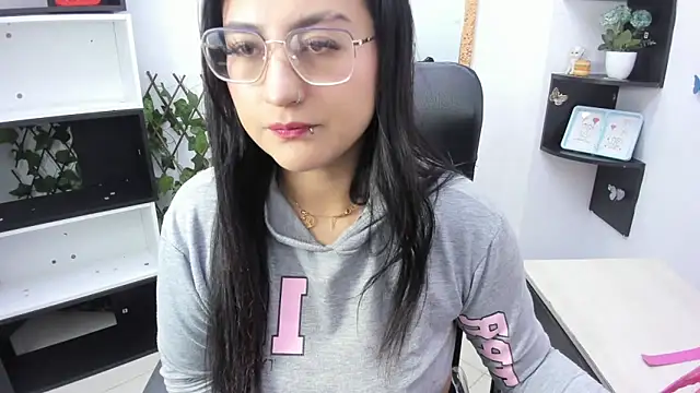 sophi hardd  online show from February 4, 3:07 pm