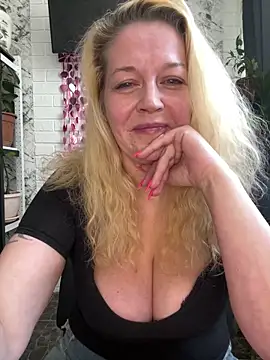 Snapshot of JenniferCarmen chatting on February 16, 9:05 am JenniferCarmen online show from February 16, 9:05 am