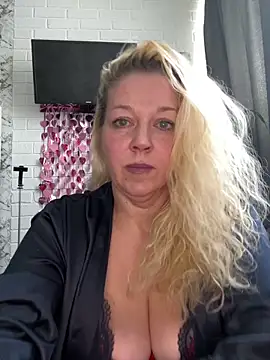 Snapshot of JenniferCarmen chatting on February 24, 8:01 am JenniferCarmen online show from February 24, 8:01 am