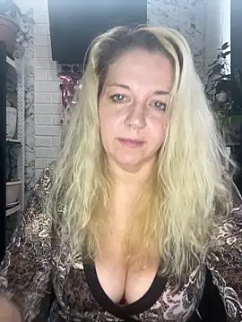 Snapshot of JenniferCarmen chatting on March 8, 3:32 am JenniferCarmen online show from March 8, 3:32 am