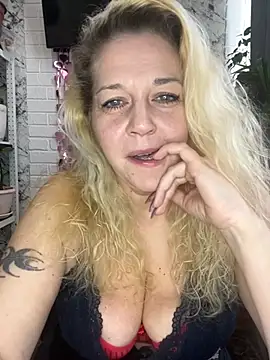 Snapshot of JenniferCarmen chatting on March 9, 6:50 am JenniferCarmen online show from March 9, 6:50 am