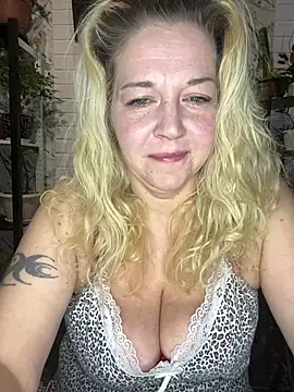 Snapshot of JenniferCarmen chatting on March 27, 1:33 am JenniferCarmen online show from March 27, 1:33 am