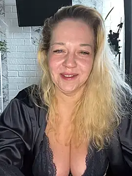 Snapshot of JenniferCarmen chatting on April 1, 3:51 am JenniferCarmen online show from April 1, 3:51 am