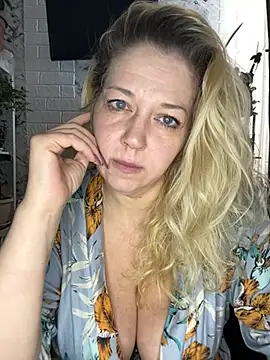 Snapshot of JenniferCarmen chatting on April 2, 3:37 am JenniferCarmen online show from April 2, 3:37 am