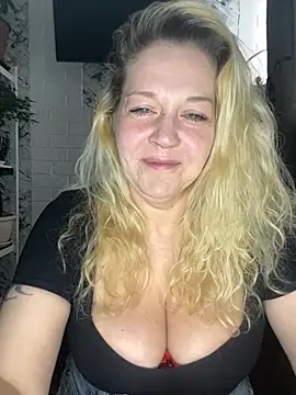 Snapshot of JenniferCarmen chatting on April 5, 4:20 am JenniferCarmen online show from April 5, 4:20 am