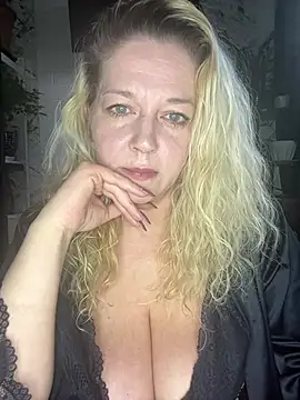 Snapshot of JenniferCarmen chatting on April 6, 8:15 am JenniferCarmen online show from April 6, 8:15 am