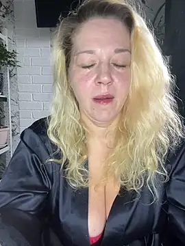 Snapshot of JenniferCarmen chatting on April 8, 2:33 am JenniferCarmen online show from April 8, 2:33 am