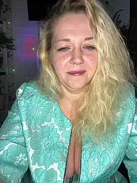 Snapshot of JenniferCarmen chatting on April 10, 11:42 pm JenniferCarmen online show from April 10, 11:42 pm