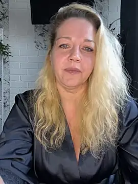 Snapshot of JenniferCarmen chatting on April 15, 7:04 am JenniferCarmen online show from April 15, 7:04 am