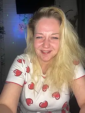 Snapshot of JenniferCarmen chatting on April 15, 7:21 pm JenniferCarmen online show from April 15, 7:21 pm
