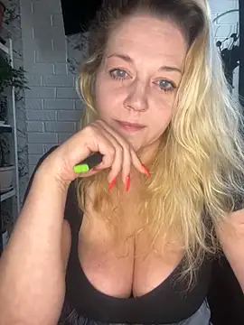Snapshot of JenniferCarmen chatting on April 21, 2:51 am JenniferCarmen online show from April 21, 2:51 am