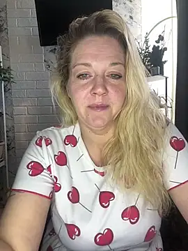 Snapshot of JenniferCarmen chatting on April 29, 2:15 am JenniferCarmen online show from April 29, 2:15 am