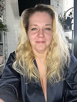 Snapshot of JenniferCarmen chatting on May 1, 1:21 am JenniferCarmen online show from May 1, 1:21 am