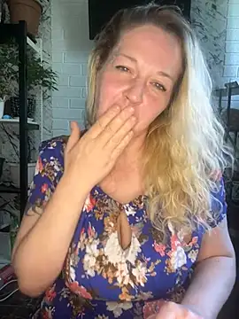 Snapshot of JenniferCarmen chatting on June 18, 9:14 am JenniferCarmen online show from June 18, 9:14 am